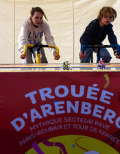 Fan_Zone_Trouee_Arenberg_Table_ Velodrome13avril25.jpg